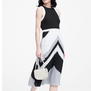 NWT BANANA REPUBLIC Chevron Pleated Dress: size 4, black and white